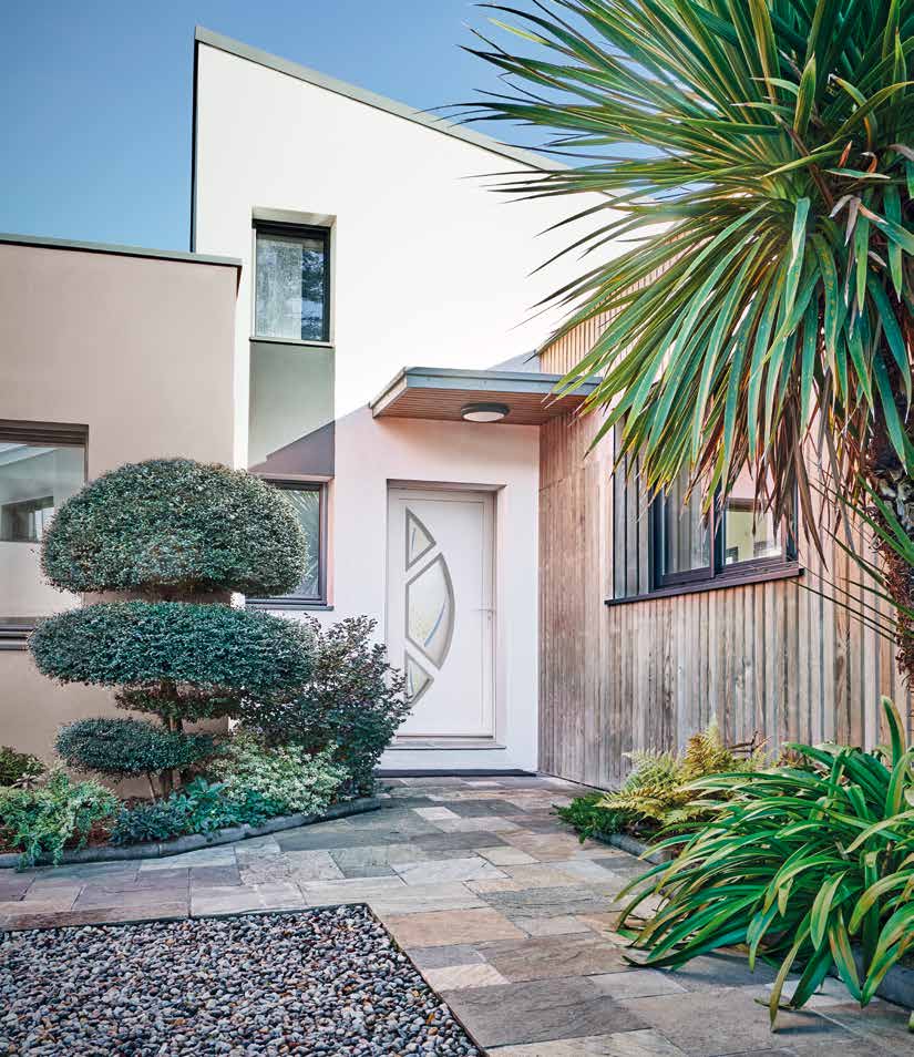 Porte blanche jardin